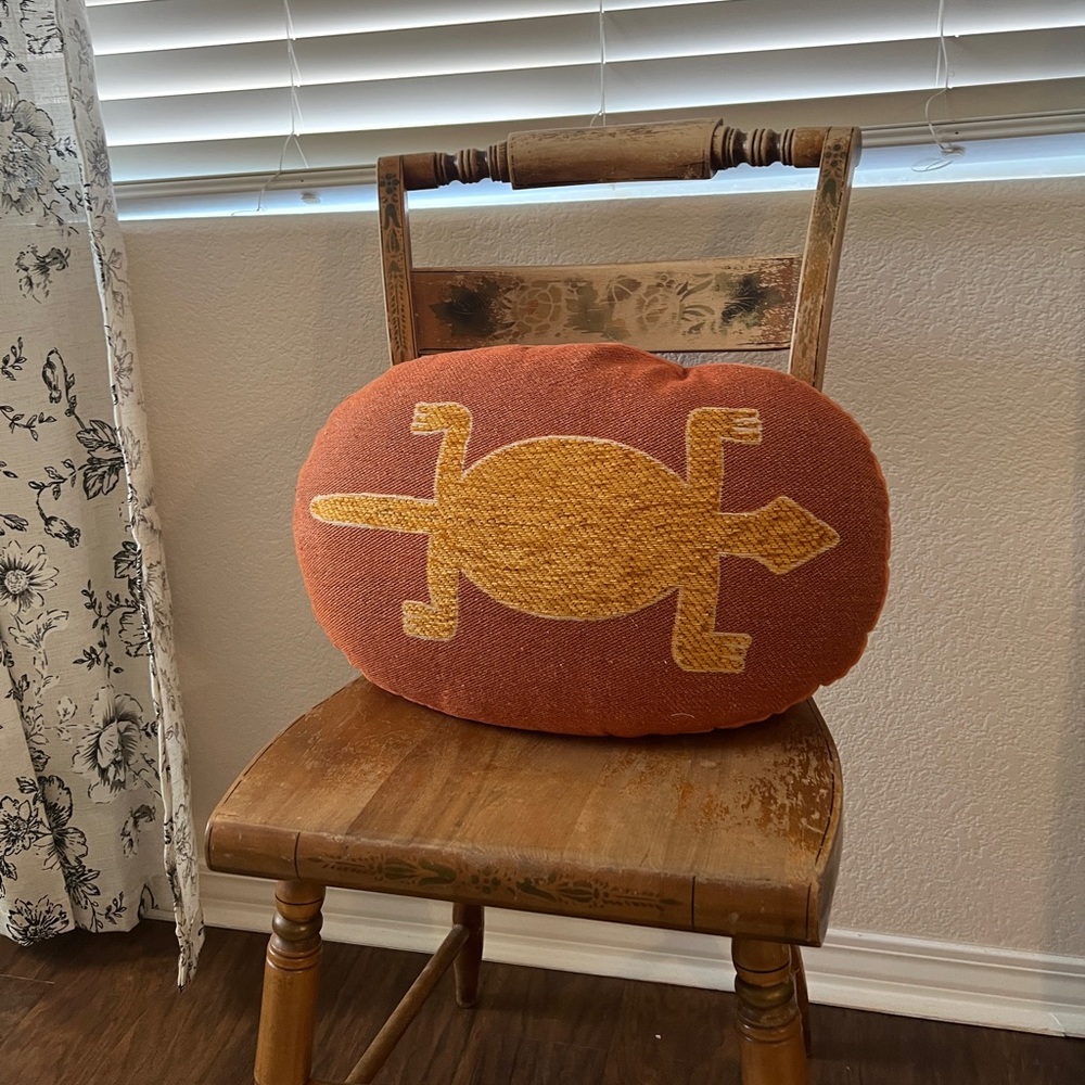 Opalhouse Oval Jungalow Lizard Decorative Throw
Pillow Burnt Orange